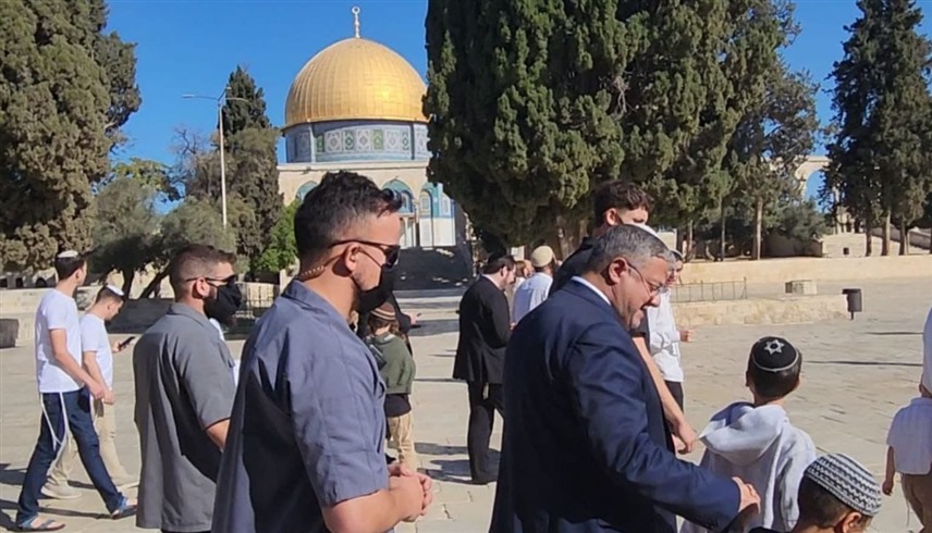 وزير الأمن القومي الإسرائيلي بن غفير خلال اقتحام ساحة المسجد الأقصى (إكس)