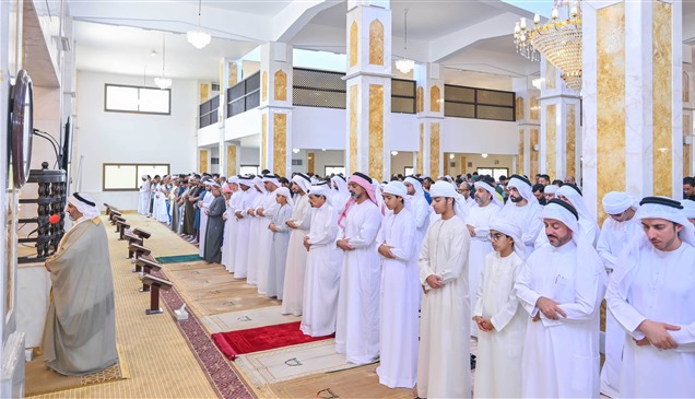 حميد بن راشد يؤدّي صلاة الاستسقاء