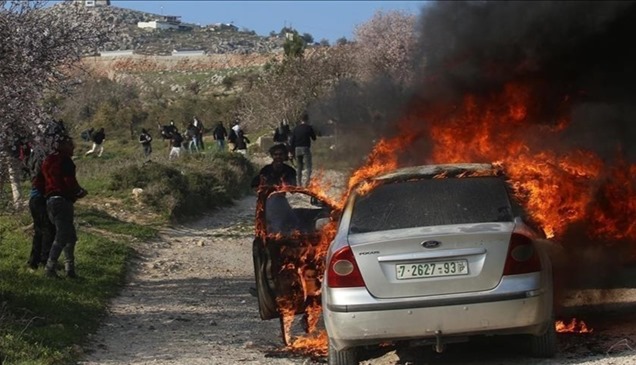  مستوطنون إسرائيليون يحرقون مركبات فلسطينيين شرقي رام الله