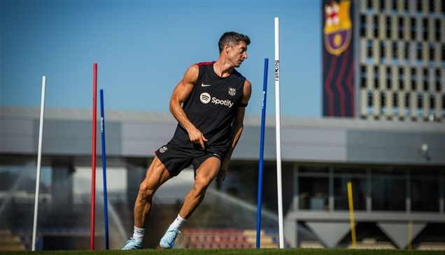 ليفاندوفسكي ينفض غبار "الكلاسيكو" عن جماهير برشلونة