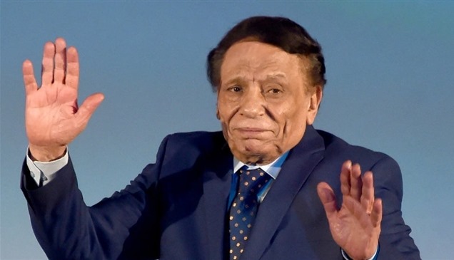 "الزعيم" في أكبر صرح أثري.. صورة عادل إمام في المتحف المصري الكبير تغزو الإنترنت!