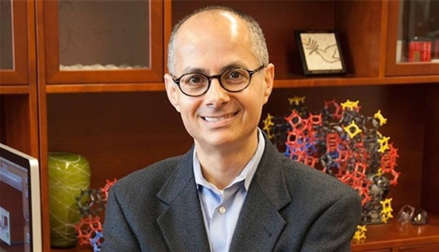 عمر ياغي.. من هو العالم العربي الفائز بنوبل الكيمياء لعام 2025؟
