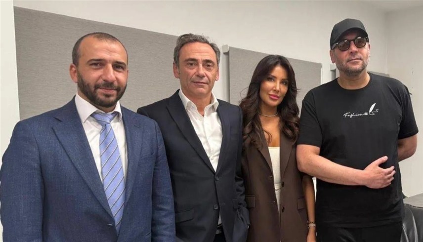 هانيبال القذافي مع فريقه القانوني بعد الإفراج عنه (إكس)