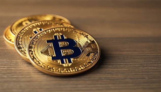 بتكوين تهبط دون 90 ألف دولار  