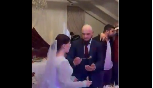 عروس تنفعل على عريسها بسبب "كعكة الزفاف".. فيديو يشعل السوشيال ميديا