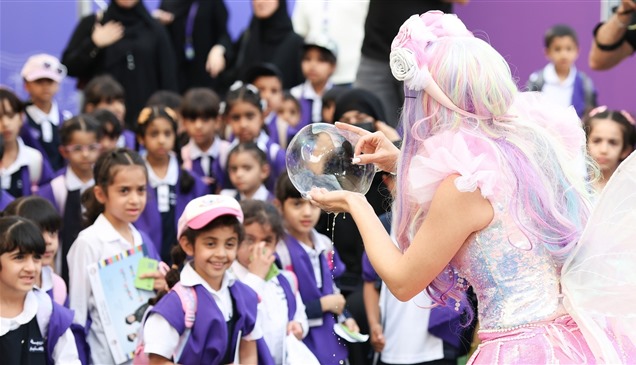 عروض مدرسية متنوعة في "العين للكتاب" تُجسّد "عام المجتمع"