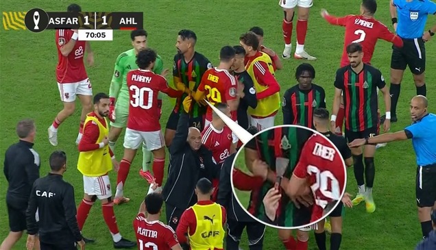 شاهد.. شجار عنيف بين لاعبي الجيش والأهلي على "أداة حادة"