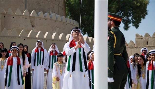 هزاع بن زايد يرفع علم الإمارات في قلعة الجاهلي احتفاءً بيوم العلم
