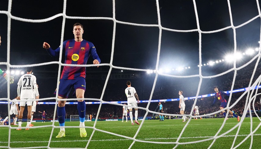 من مباراة برشلونة وفرانكفورت (رويترز)