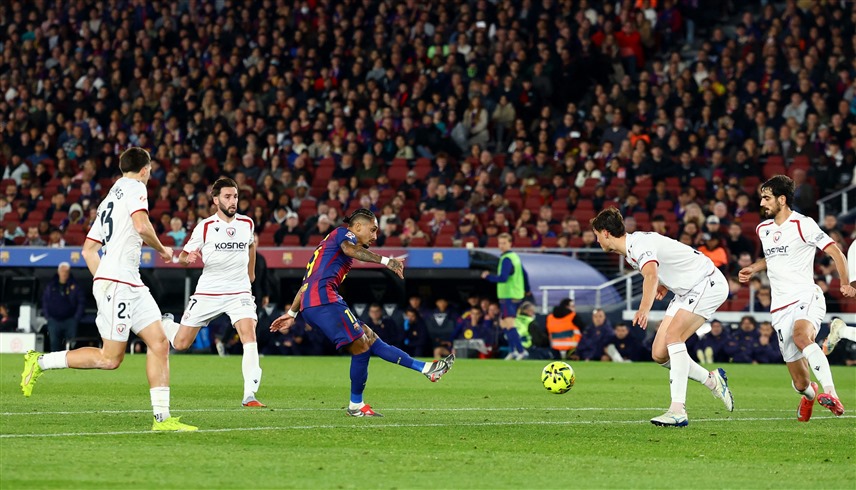 من لقاء برشلونة ورافينيا (رويترز)