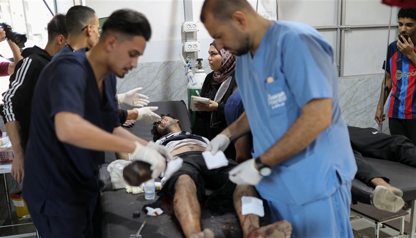 مرضى يتلقون العلاج في إحدى المستشفيات في قطاع غزة (رويترز)