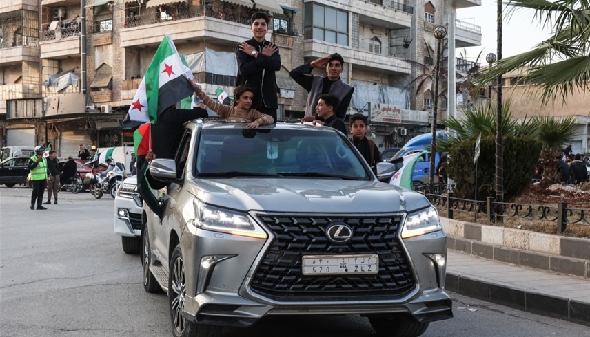 سوريون يحتفلون بالذكرى الأولى لسقوط نظام الأسد (أ ف ب)