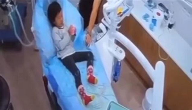 فيديو.. وفاة طفلة أثناء علاج أسنانها والتحقيقات تكشف عن خطأ كارثي
