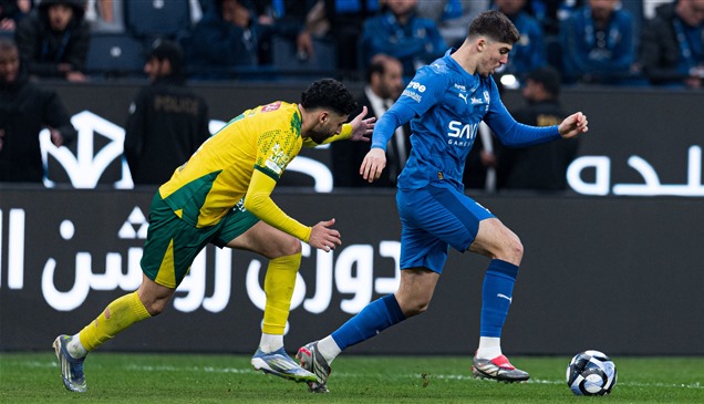 بفوز صعب على الخليج.. الهلال يقلص الفارق مع النصر