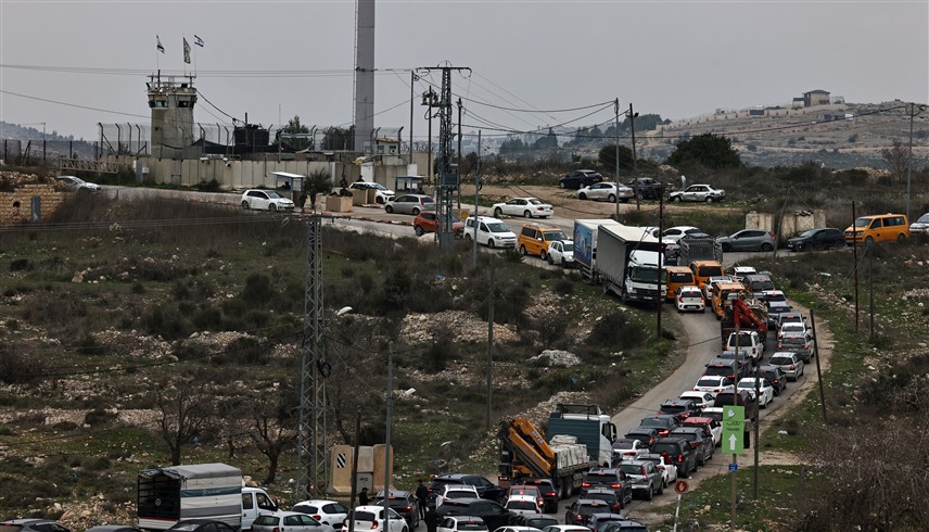 عشرات المركبات الفلسطينية متوقفة على حاجز عطارة الإسرائيلي قرب رام الله (أرشيف)