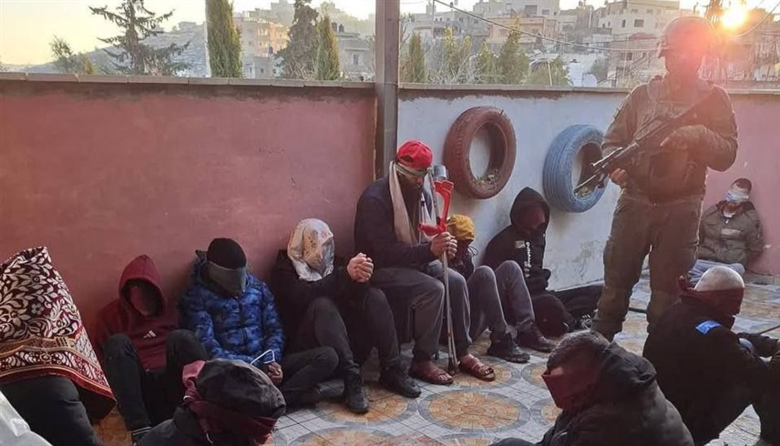 الجيش الإسرائيلي يداهم عشرات المنازل في مخيم العروب شمال الخليل ويحتجز عشرات المواطنين (إكس)