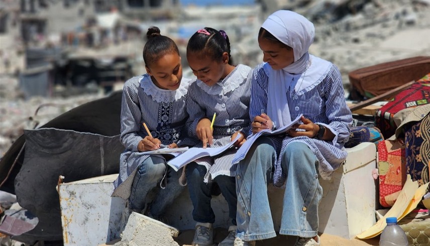 طالبات فسلطينيات وسط أنقاض مدرستهن في غزة (أرشيف)