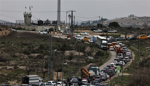 جحيم الحواجز الإسرائيلية يطوق حياة الفلسطينيين في الضفة الغربية 