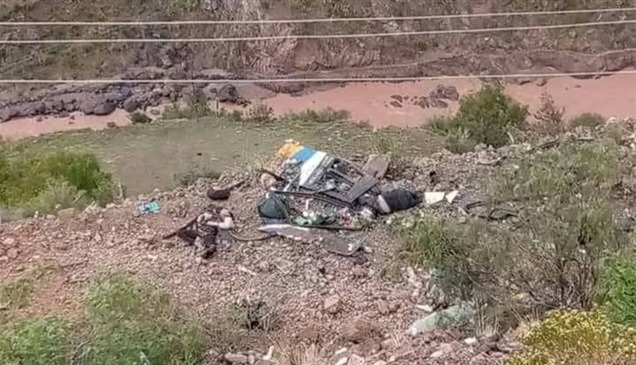 شاهد| مقتل 28 بعد سقوط حافلة بخندق في بوليفيا
