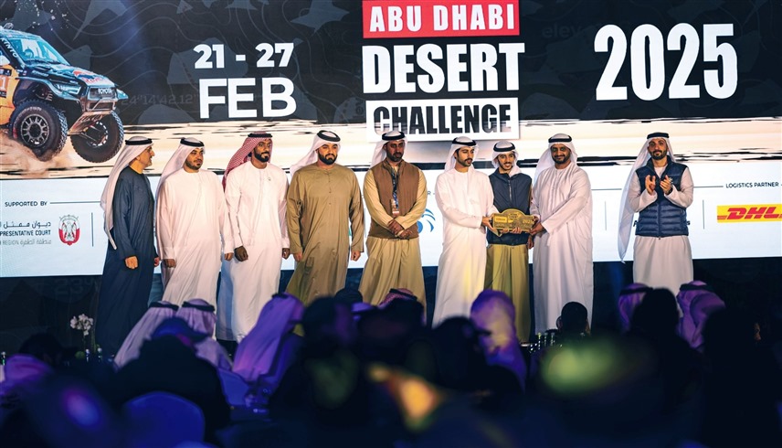 جانب من حفل تتويج الفائزين في رالي أبوظبي الصحراوي 2025 (وام)
