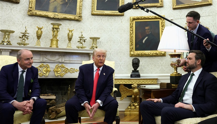 الرئيس الأمريكي دونالد ترامب، ونائبه جي دي فانس، ورئيس وزراء إيرلندا مايكل مارتن (رويترز)