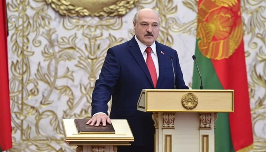 رئيس بيلاروسيا  ألكسندر لوكاشينكو يؤدي اليمين الدستورية واضعاً يده اليمنى على نسخة خاصة من الدستور البيلاروسي (إكس)