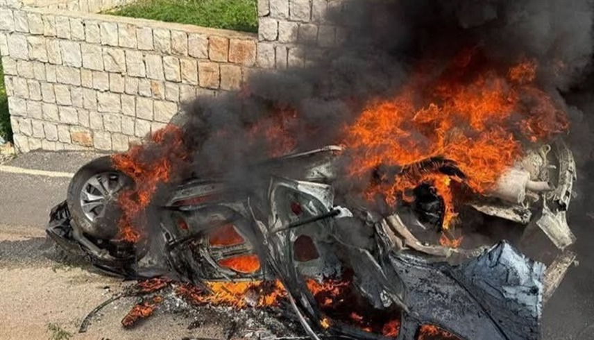 صورة متداولة للسيارة المستهدفة بالغارة الإسرائيلية على جنوب لبنان (إكس)