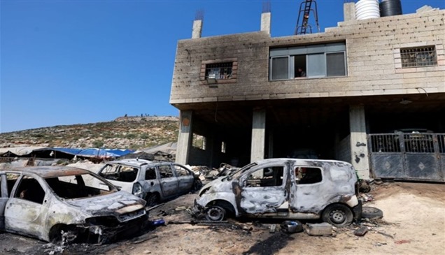 مستوطنون إسرائيليون يحرقون منازل وسيارات في قرية فلسطينية بالضفة 