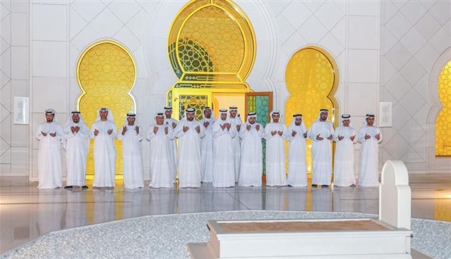 حاكم الفجيرة يزور ضريح الشيخ زايد في أبوظبي
