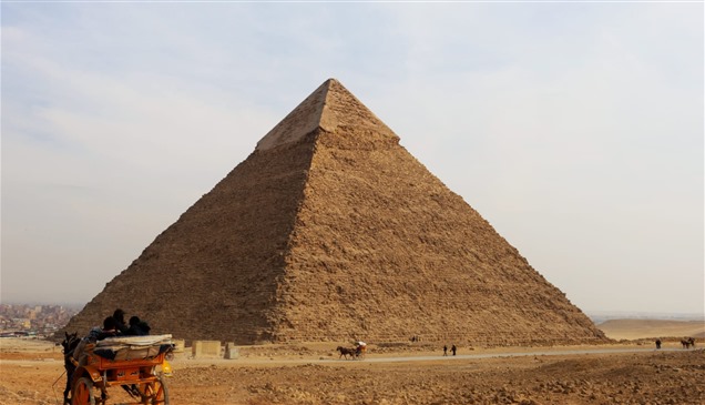 أعمدة أسفل هرم خفرع!