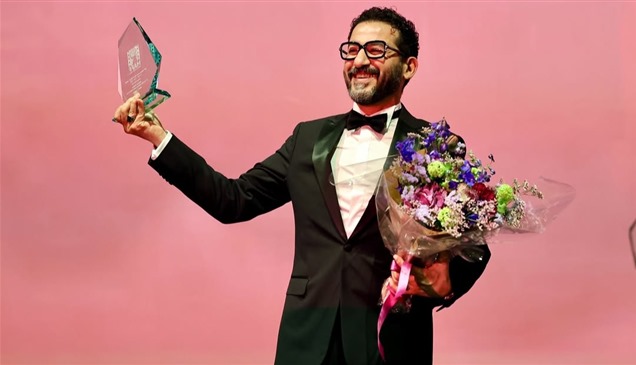 أحمد حلمي يهدي تكريمه في مهرجان مالمو إلى 4 نساء 