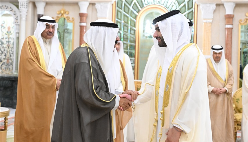 أمير الكويت خلال استقباله منصور بن محمد (إكس)