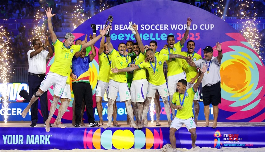 من تتويج منتخب البرازيل بكأس العالم لكرة القدم الشاطئية (وام)