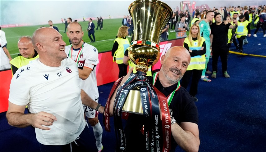 مدرب بولونيا فينشينزو إيتاليانو يحمل كأس إيطاليا (رويترز)