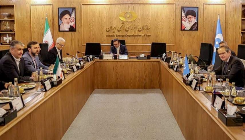المدير العام للوكالة الدولية للطاقة الذرية رافاييلو غروسي مع مسؤولين إيرانيين. 