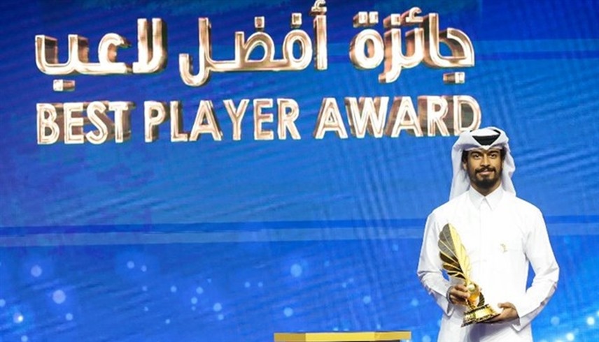 لاعب السد أكرم عفيف خلال تسلمه الجائزة (إكس)