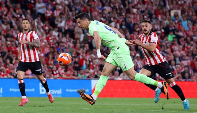 ليفاندوفسكي يقود برشلونة للفوز على بلباو 