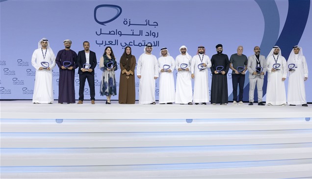 منصور بن محمد ولطيفة بنت محمد يكرّمان الفائزين بجائزة "رواد التواصل الاجتماعي العرب"