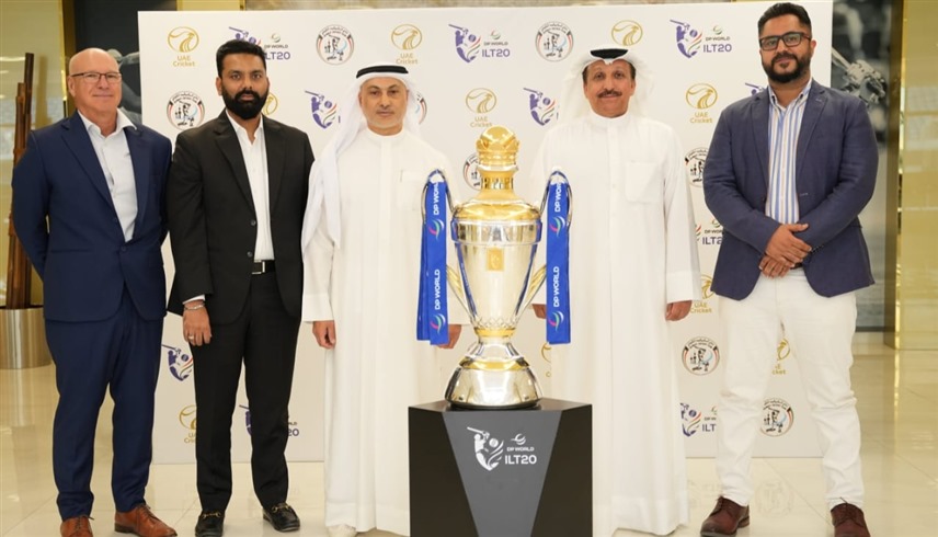 خالد الزرعوني وحيدر فرمان يتوسطان المشاركون في مراسم توقيع الاتفاقية (المصدر)