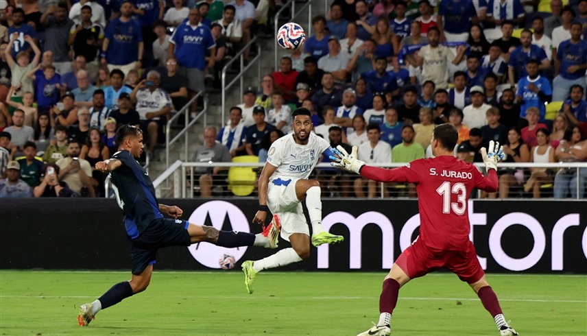 من لقاء الهلال وباتشوكا (رويترز)
