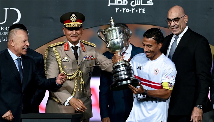 نجم الزمالك محمد عبدالشافي يحمل كأس مصر (إكس)