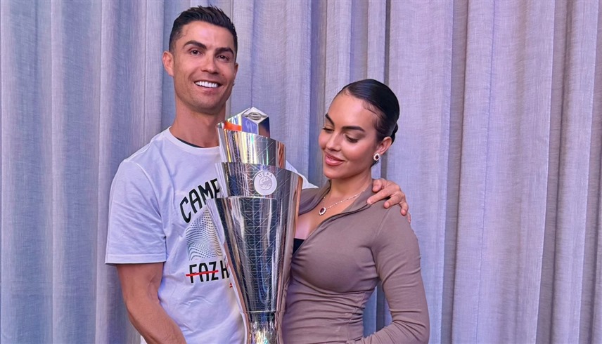 كريستيانو رونالدو وجورجينا يحملان كأس دوري الأمم الأوروبية (إكس)