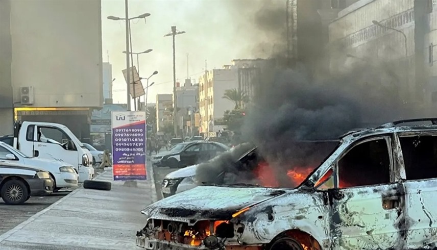 سيارة متفحمة في طرابلس بعد اشتباك بين ميليشيات متناحرة (أرشيف)