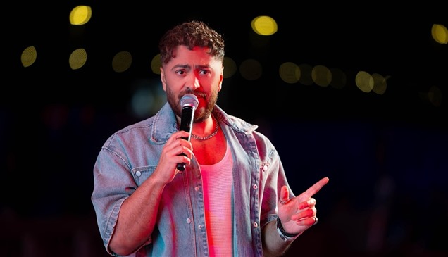 بـ"مزمار بلدي".. نجوم "ريستارت" يفاجئون تامر حسني على المسرح 
