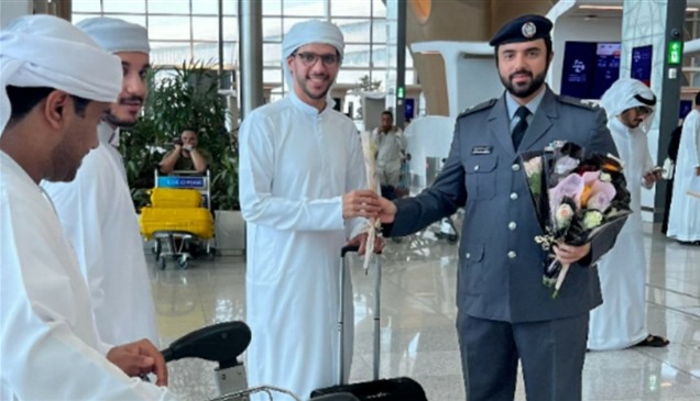 شرطة أبوظبي تودع الحجاج بالورود في مطار زايد الدولي