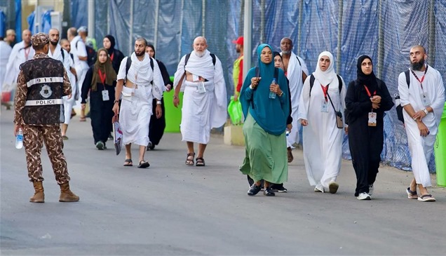الحجاج يبدأون بالتوافد إلى منى لقضاء يوم التروية