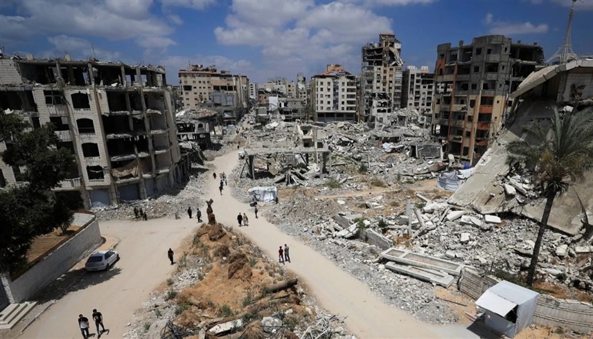 فلسطينيون وسط الدمار في غزة (أرشيف )