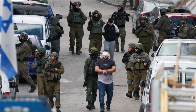القوات الإسرائيلية تعتقل 32 فلسطينياً من الضفة الغربية