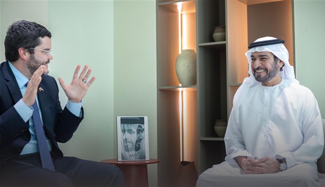 حمدان بن مبارك يبحث التعاون الرياضي مع سفير كولومبيا 