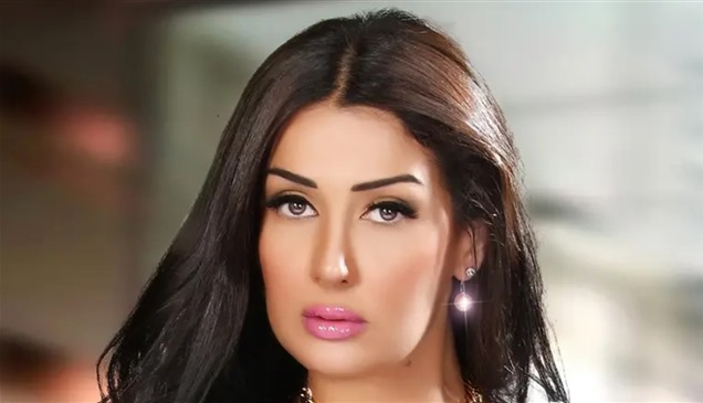غادة عبدالرازق تخطف الأنظار بإطلالة غريبة في عرض "أحمد وأحمد"